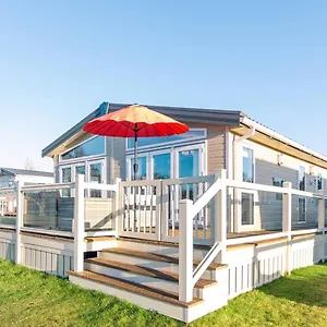  Lodge Lakeside Gem With Hot Tub United Kingdom